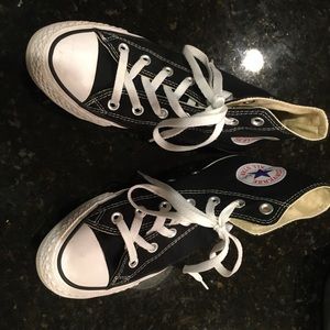 Ladie’s Converse HighTop Shoes